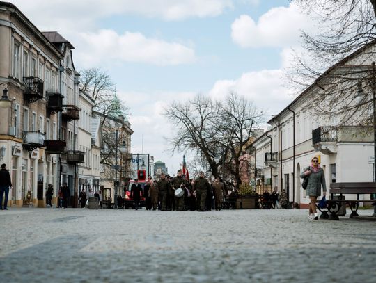 Złożenie kwiatów w rocznicę katastrofy pod Smoleńskiem (zjęcia)