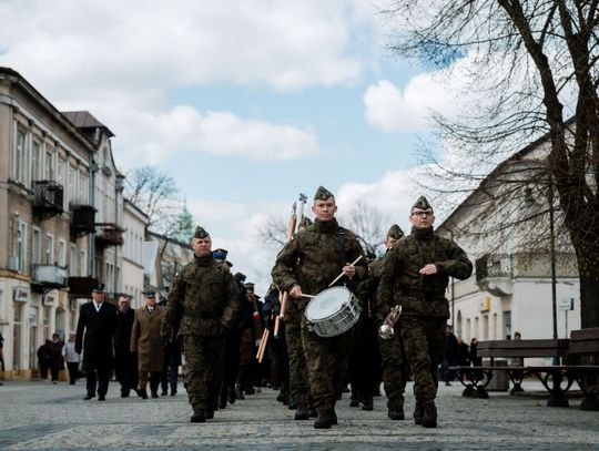 Złożenie kwiatów w rocznicę katastrofy pod Smoleńskiem (zjęcia)