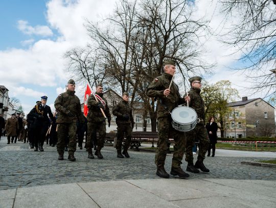 Złożenie kwiatów w rocznicę katastrofy pod Smoleńskiem (zjęcia)
