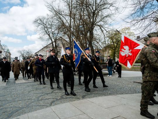 Złożenie kwiatów w rocznicę katastrofy pod Smoleńskiem (zjęcia)