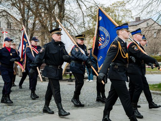 Złożenie kwiatów w rocznicę katastrofy pod Smoleńskiem (zjęcia)
