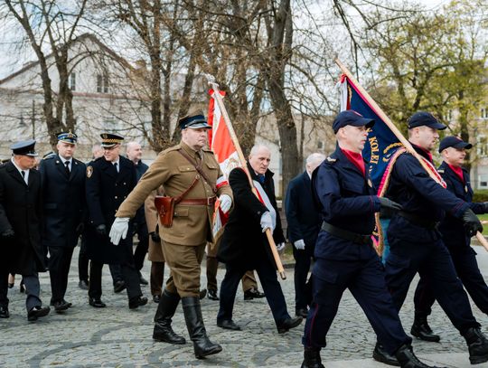 Złożenie kwiatów w rocznicę katastrofy pod Smoleńskiem (zjęcia)