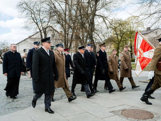 Złożenie kwiatów w rocznicę katastrofy pod Smoleńskiem (zjęcia)