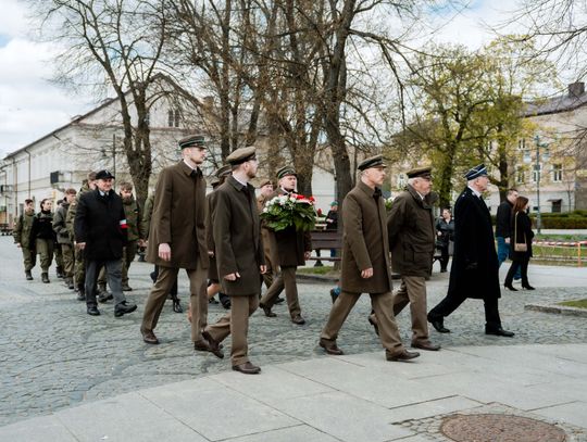 Złożenie kwiatów w rocznicę katastrofy pod Smoleńskiem (zjęcia)