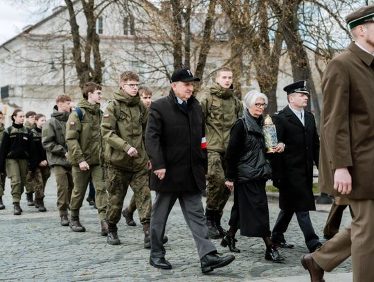 Złożenie kwiatów w rocznicę katastrofy pod Smoleńskiem (zjęcia)