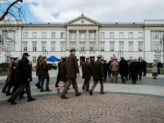 Złożenie kwiatów w rocznicę katastrofy pod Smoleńskiem (zjęcia)