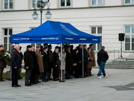 Złożenie kwiatów w rocznicę katastrofy pod Smoleńskiem (zjęcia)