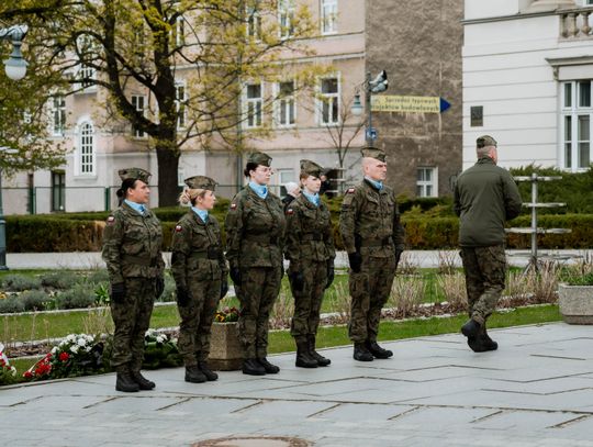 Złożenie kwiatów w rocznicę katastrofy pod Smoleńskiem (zjęcia)