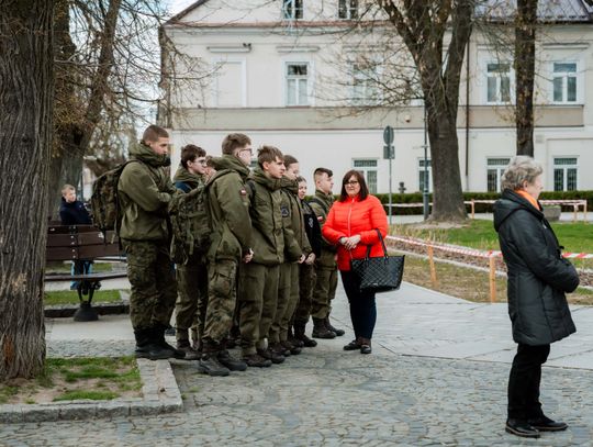 Złożenie kwiatów w rocznicę katastrofy pod Smoleńskiem (zjęcia)