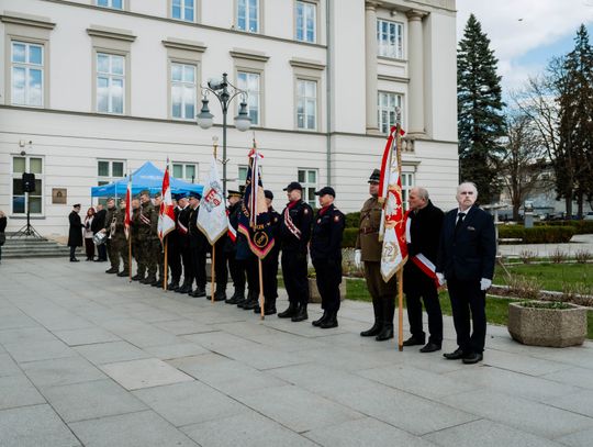 Złożenie kwiatów w rocznicę katastrofy pod Smoleńskiem (zjęcia)