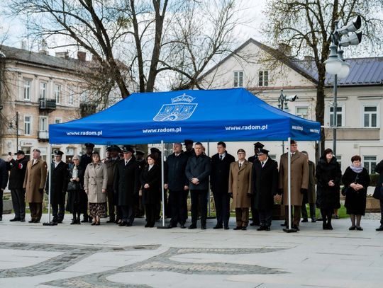 Złożenie kwiatów w rocznicę katastrofy pod Smoleńskiem (zjęcia)