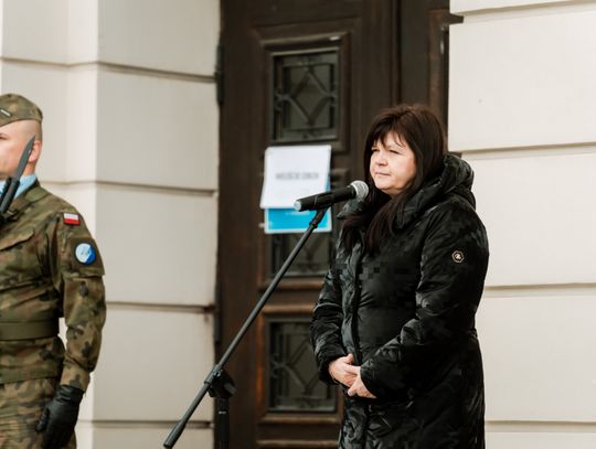 Złożenie kwiatów w rocznicę katastrofy pod Smoleńskiem (zjęcia)