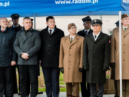 Złożenie kwiatów w rocznicę katastrofy pod Smoleńskiem (zjęcia)