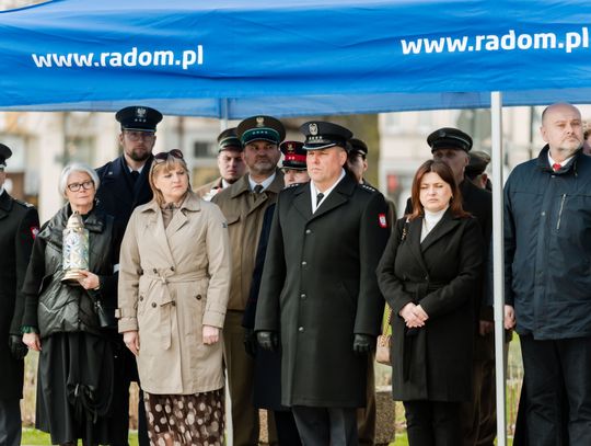 Złożenie kwiatów w rocznicę katastrofy pod Smoleńskiem (zjęcia)