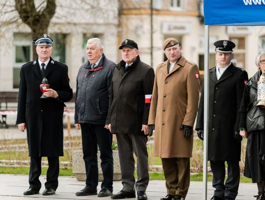 Złożenie kwiatów w rocznicę katastrofy pod Smoleńskiem (zjęcia)