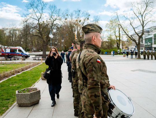 Złożenie kwiatów w rocznicę katastrofy pod Smoleńskiem (zjęcia)