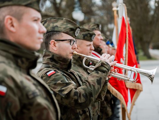 Złożenie kwiatów w rocznicę katastrofy pod Smoleńskiem (zjęcia)