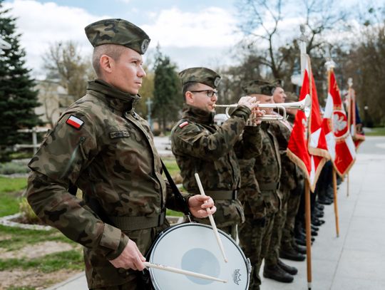 Złożenie kwiatów w rocznicę katastrofy pod Smoleńskiem (zjęcia)