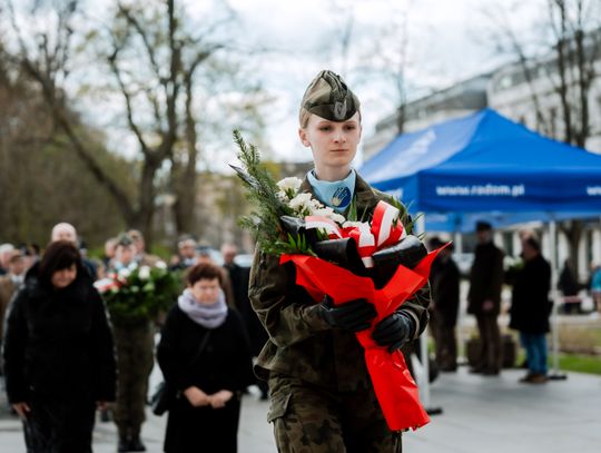 Złożenie kwiatów w rocznicę katastrofy pod Smoleńskiem (zjęcia)