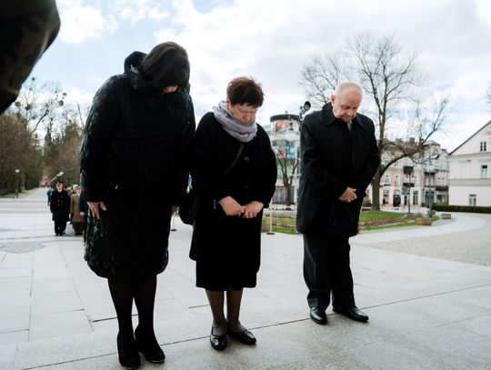 Złożenie kwiatów w rocznicę katastrofy pod Smoleńskiem (zjęcia)