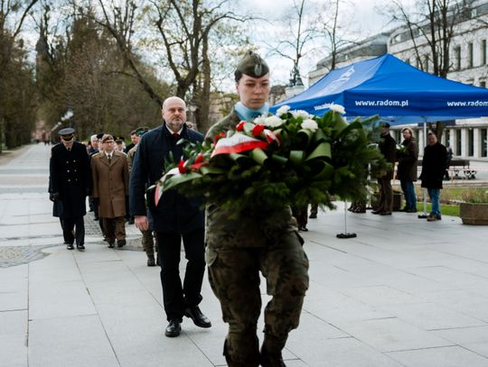 Złożenie kwiatów w rocznicę katastrofy pod Smoleńskiem (zjęcia)