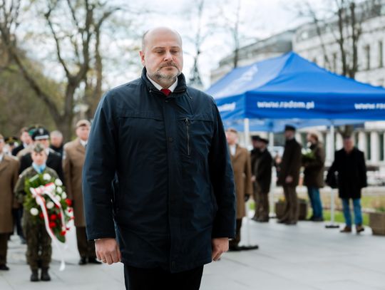 Złożenie kwiatów w rocznicę katastrofy pod Smoleńskiem (zjęcia)