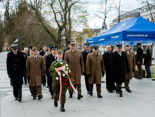 Złożenie kwiatów w rocznicę katastrofy pod Smoleńskiem (zjęcia)