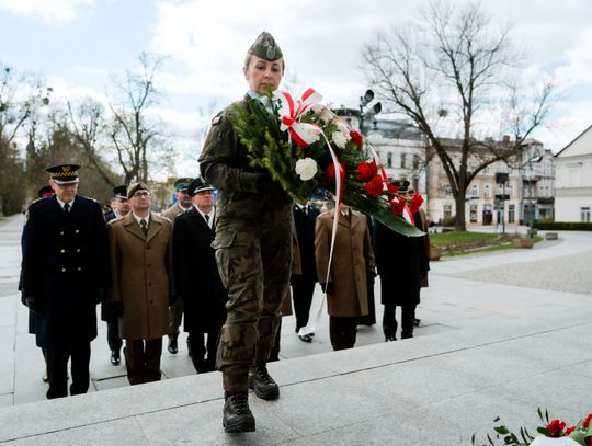 Złożenie kwiatów w rocznicę katastrofy pod Smoleńskiem (zjęcia)