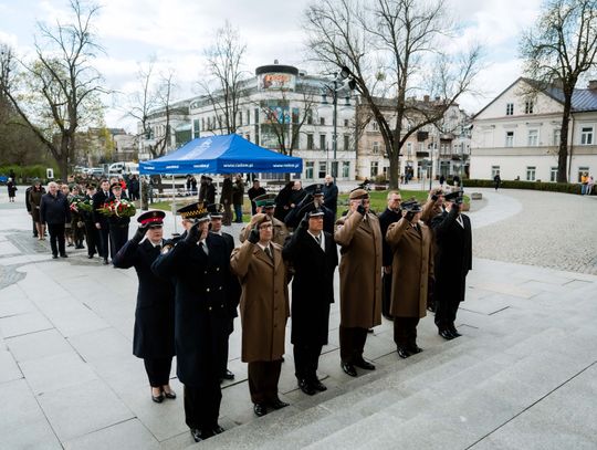 Złożenie kwiatów w rocznicę katastrofy pod Smoleńskiem (zjęcia)