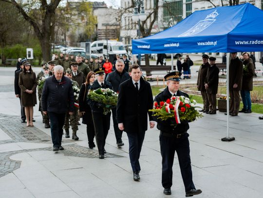 Złożenie kwiatów w rocznicę katastrofy pod Smoleńskiem (zjęcia)