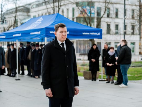 Złożenie kwiatów w rocznicę katastrofy pod Smoleńskiem (zjęcia)