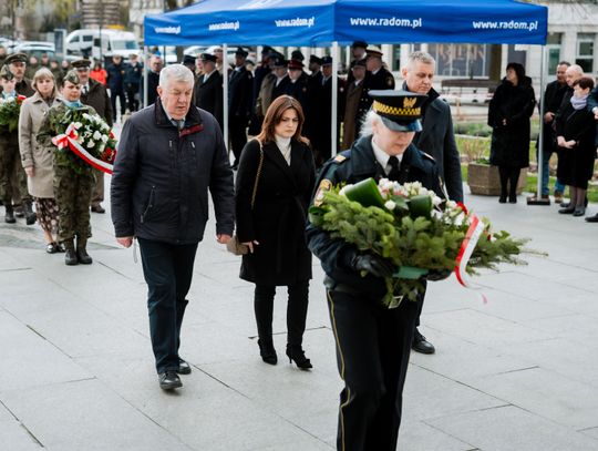 Złożenie kwiatów w rocznicę katastrofy pod Smoleńskiem (zjęcia)
