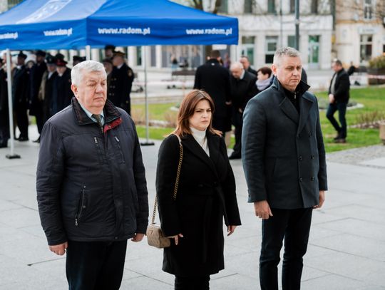 Złożenie kwiatów w rocznicę katastrofy pod Smoleńskiem (zjęcia)