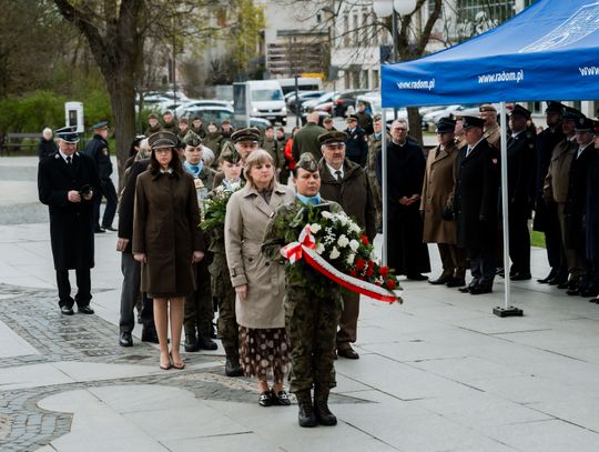 Złożenie kwiatów w rocznicę katastrofy pod Smoleńskiem (zjęcia)