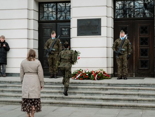 Złożenie kwiatów w rocznicę katastrofy pod Smoleńskiem (zjęcia)