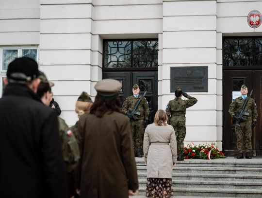 Złożenie kwiatów w rocznicę katastrofy pod Smoleńskiem (zjęcia)