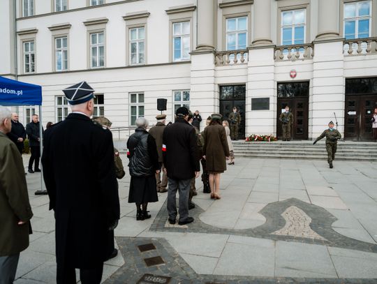 Złożenie kwiatów w rocznicę katastrofy pod Smoleńskiem (zjęcia)