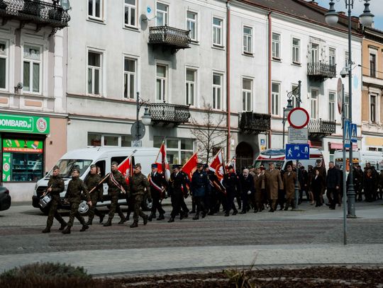 Złożenie kwiatów w rocznicę katastrofy pod Smoleńskiem (zjęcia)