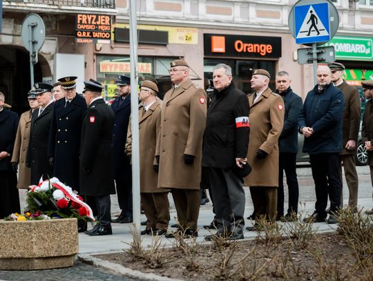 Złożenie kwiatów w rocznicę katastrofy pod Smoleńskiem (zjęcia)