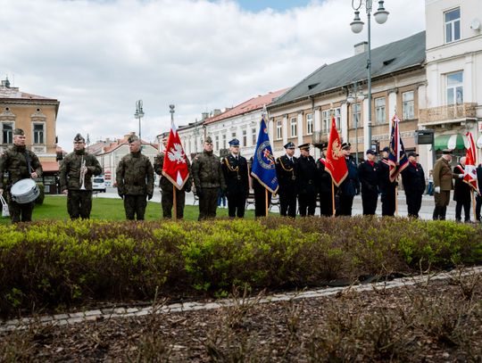 Złożenie kwiatów w rocznicę katastrofy pod Smoleńskiem (zjęcia)