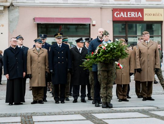 Złożenie kwiatów w rocznicę katastrofy pod Smoleńskiem (zjęcia)