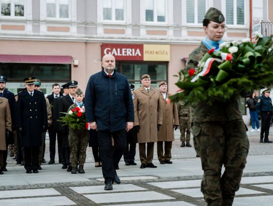 Złożenie kwiatów w rocznicę katastrofy pod Smoleńskiem (zjęcia)