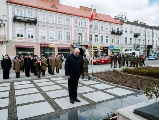 Złożenie kwiatów w rocznicę katastrofy pod Smoleńskiem (zjęcia)
