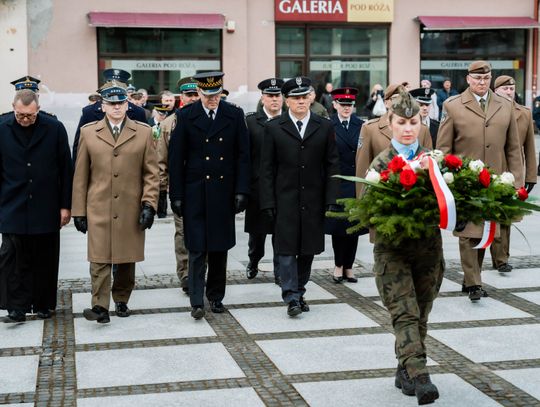 Złożenie kwiatów w rocznicę katastrofy pod Smoleńskiem (zjęcia)