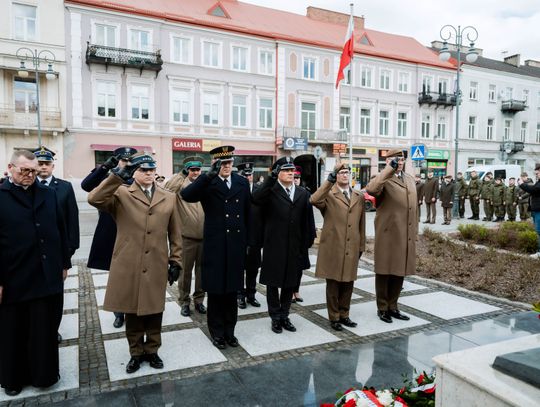 Złożenie kwiatów w rocznicę katastrofy pod Smoleńskiem (zjęcia)