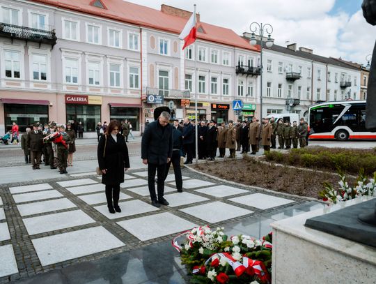 Złożenie kwiatów w rocznicę katastrofy pod Smoleńskiem (zjęcia)