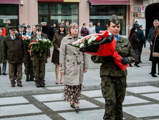 Złożenie kwiatów w rocznicę katastrofy pod Smoleńskiem (zjęcia)