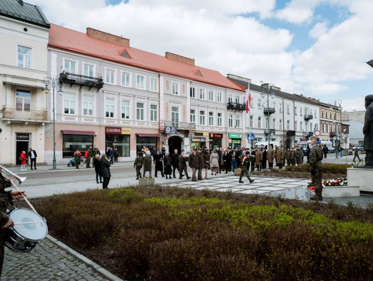 Złożenie kwiatów w rocznicę katastrofy pod Smoleńskiem (zjęcia)