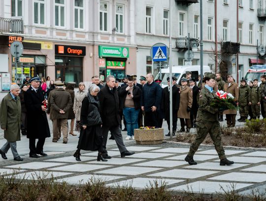 Złożenie kwiatów w rocznicę katastrofy pod Smoleńskiem (zjęcia)