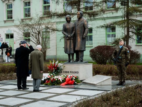 Złożenie kwiatów w rocznicę katastrofy pod Smoleńskiem (zjęcia)